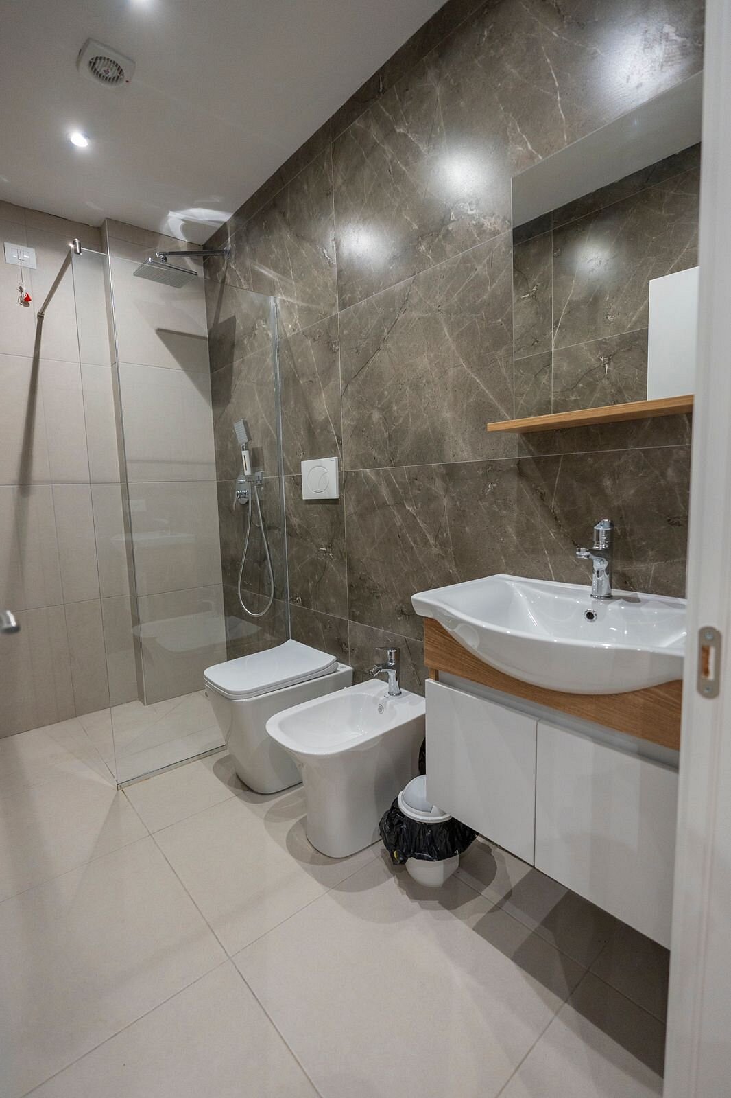 caption (4) caption (4)