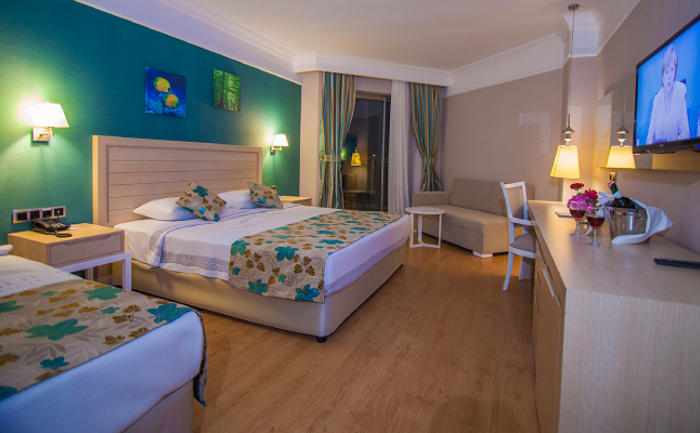 linda_sunny_beach_35433