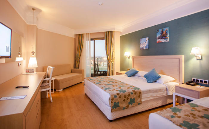 linda_sunny_beach_35434